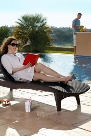 Живые фото Шезлонг Pacific Lounger (Пацифик) коричневый
